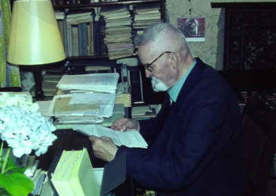 Heinrich Langenberg bei der Arbeit am heimischen Schreibtisch